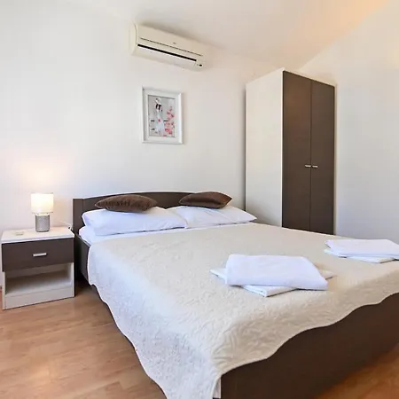 Andrea I Lejlighed *