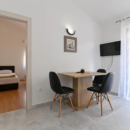 Andrea I Lejlighed *