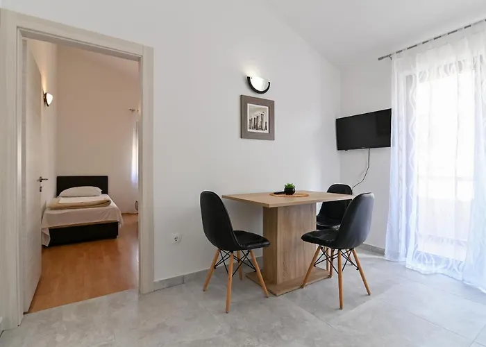 Andrea I Lägenhet *